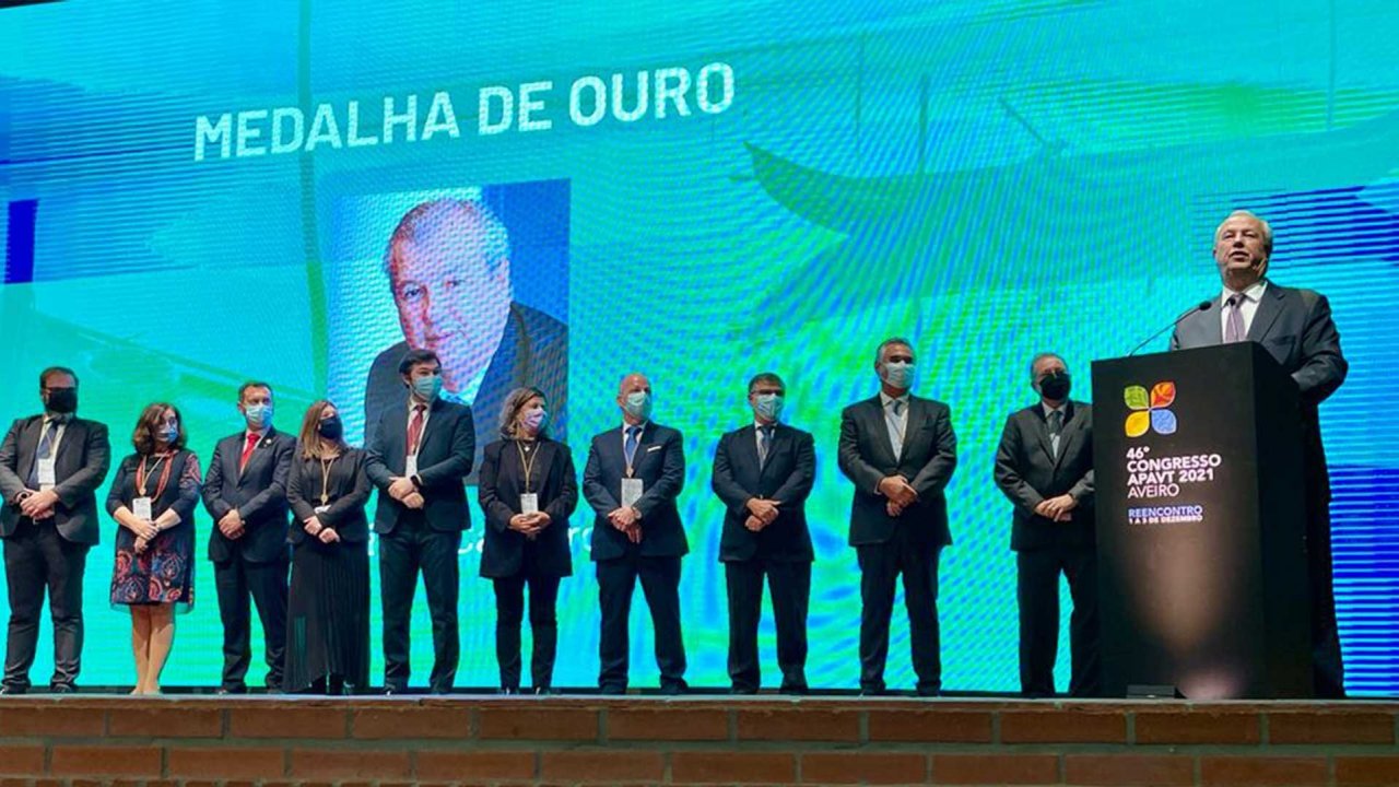 Francisco Calheiros galardoado com Medalha de Ouro da APAVT